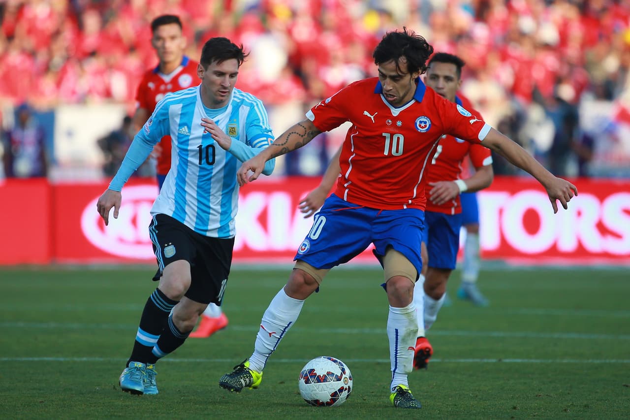 Aunque Messi porta la diez en el Barcelona y en Argentina, es un jugador muy distinto a Valdivia porque es más vertiginoso y letal, pero tiene menos arte y menos música que el chileno