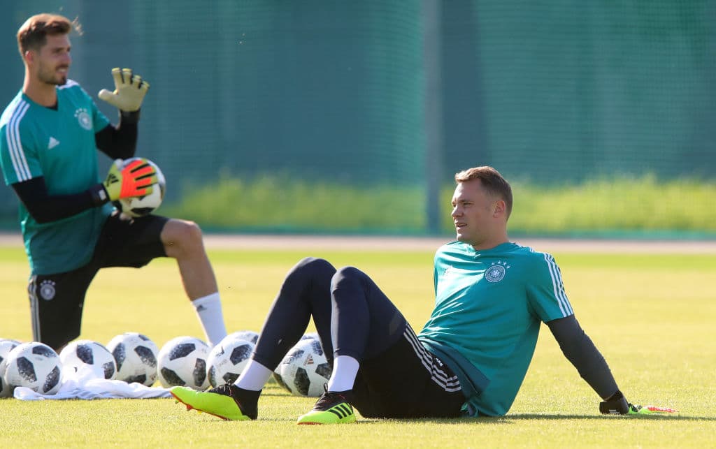 El estelar guardameta del Bayern Munich y de la selección teutona, Manuel Neuer, conversa con su colega de profesión, Kevin Trapp.