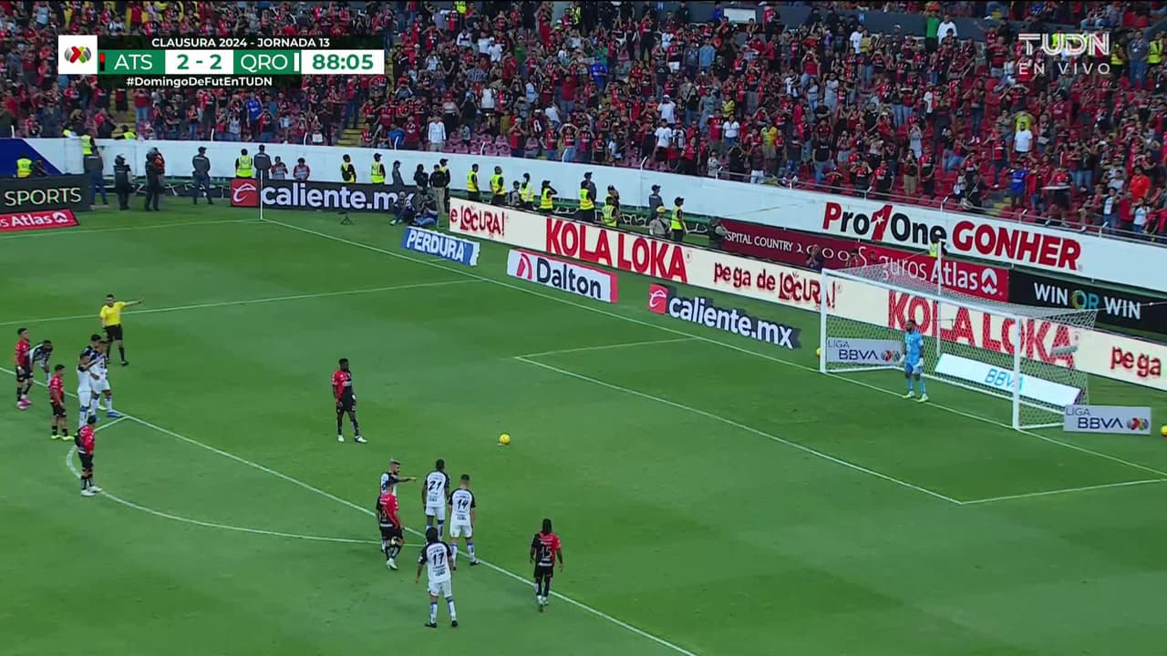 ¡TIRO ATAJADO! disparo por Jordy Caicedo.