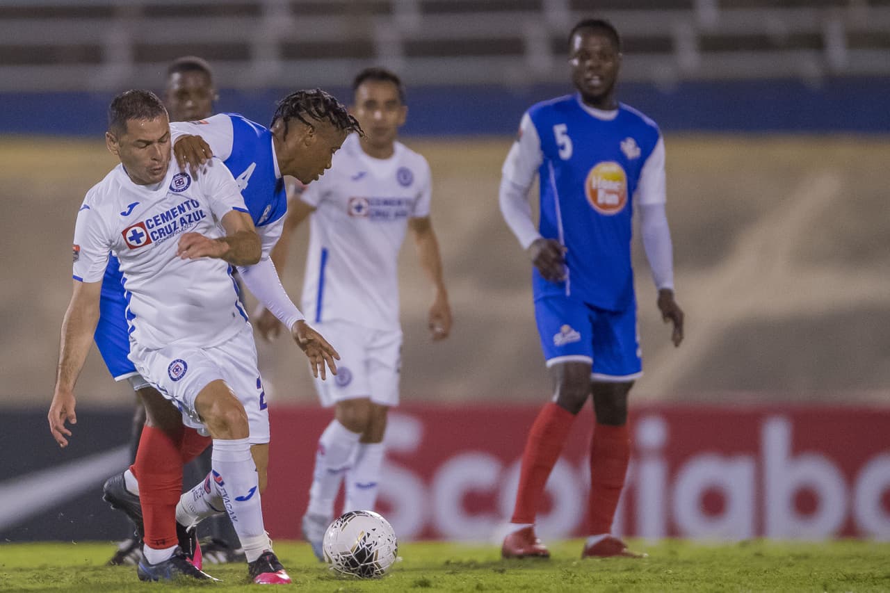 Damano Salomon presion y comete falta sobre el defensor Pablo Aguilar.