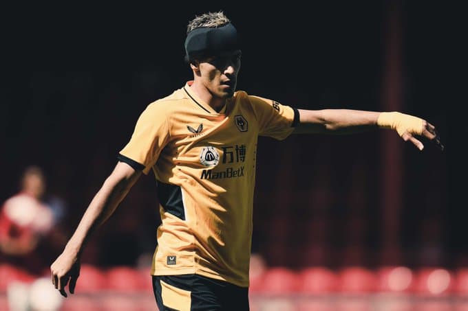 Raúl Jiménez reaparece 33 minutos y pega un balón al poste