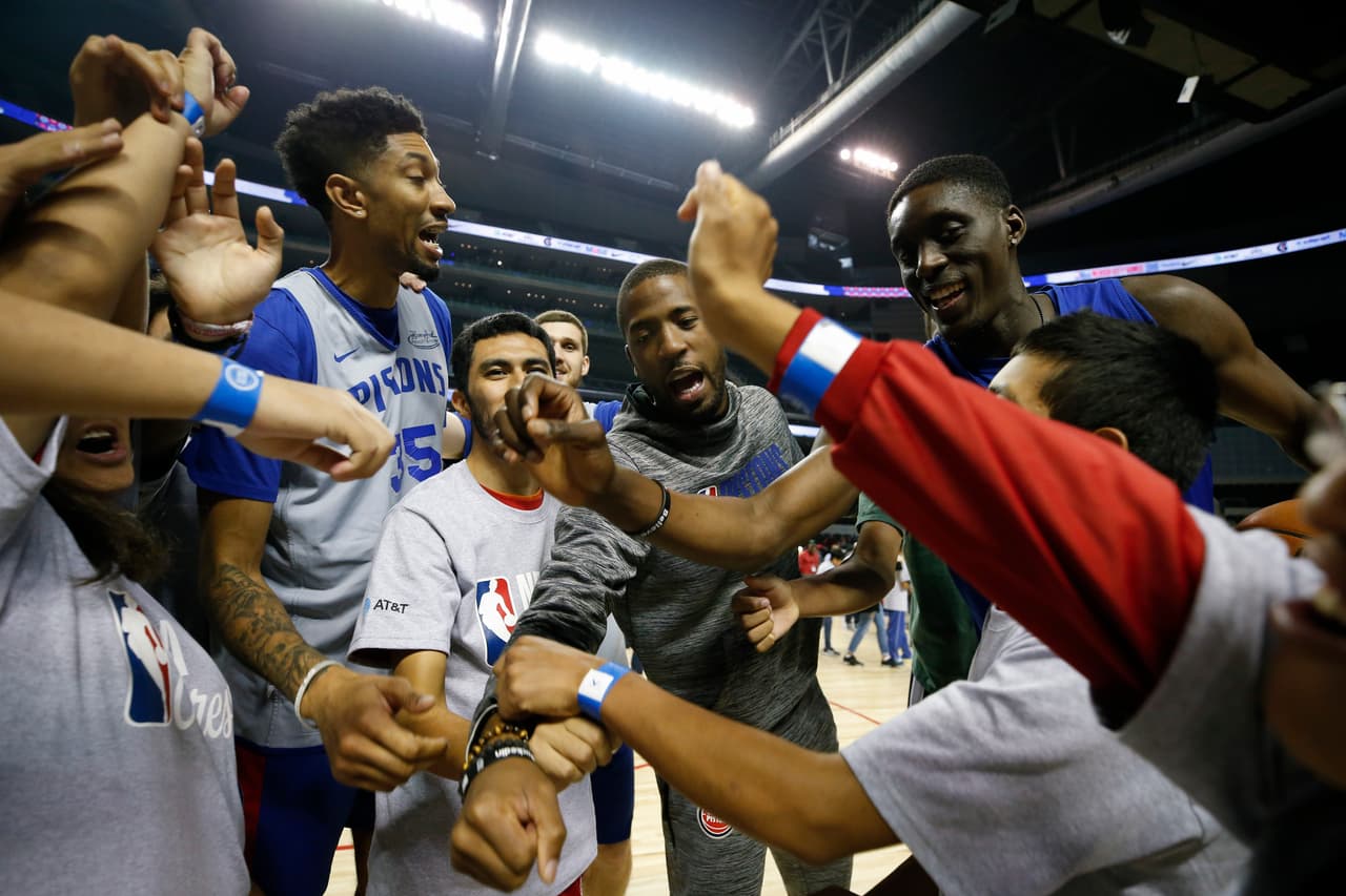 Previo al partido contra los Dallas Mavericks de Luka Doncic, el equipo de Detroit reconoció la duela de la Ciudad de México.