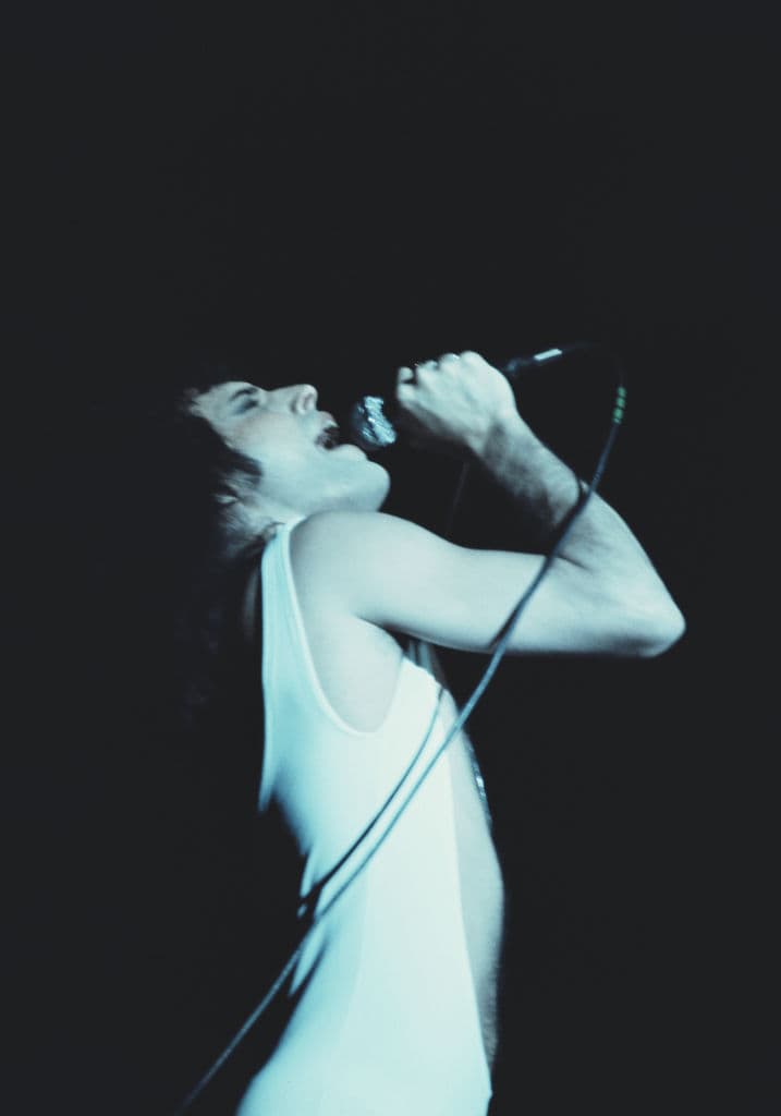 Tras las bandas teloneras, se apagaron las luces en Knebworth y Queen abrió con ‘One Vision’.