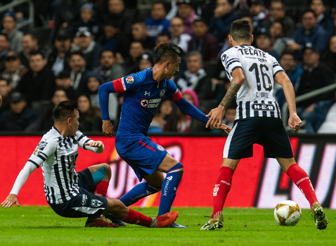Roberto Alvarado, un jugador de creatividad y chispa de los Celestes, se vio en aprietos la mayor parte del tiempo que se mostraba para pedir el balón, lo neutralizaron los Rayados.