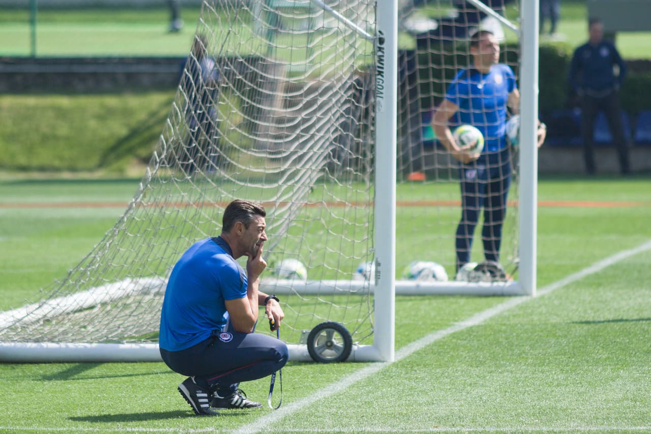 El director técnico portugués Pedro Caixinha observa con atención a sus jugadores en las instalaciones de La Noria.