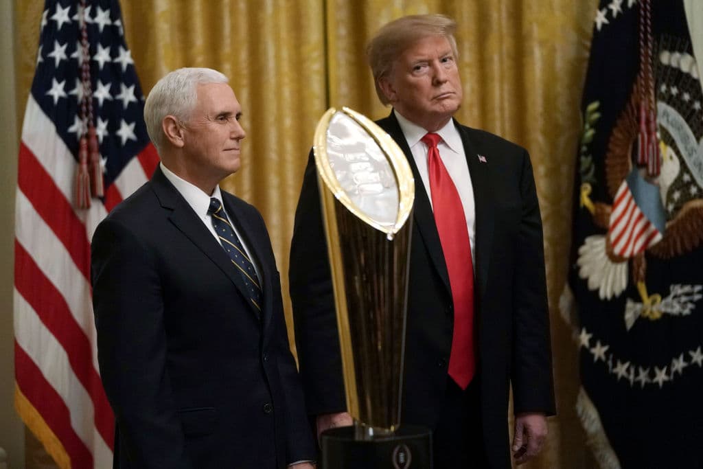 Aquí aparece junto a Michael Pence, el vicepresidente estadounidense y posando con el trofeo que obtiene el equipo campeón del fútbol colegial de EEUU.