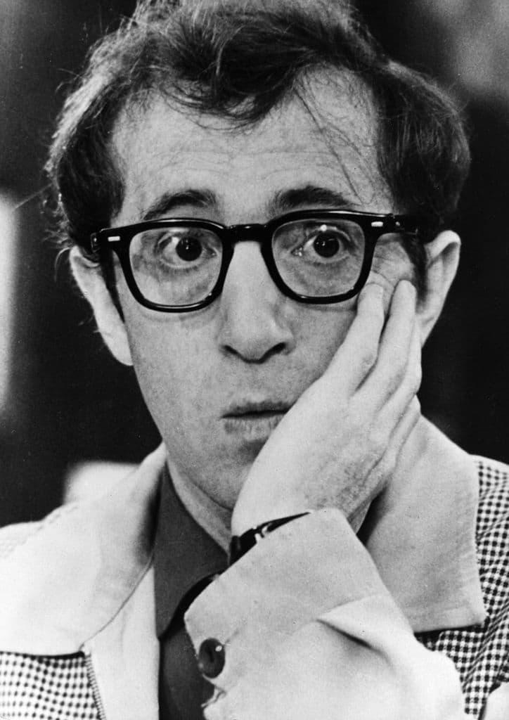 El protagonista actua como un ‘standupero’ que lo lleva a la reflexión sobre por qué ninguna mujer lo aguanta; es una de las películas más icónicas del director.