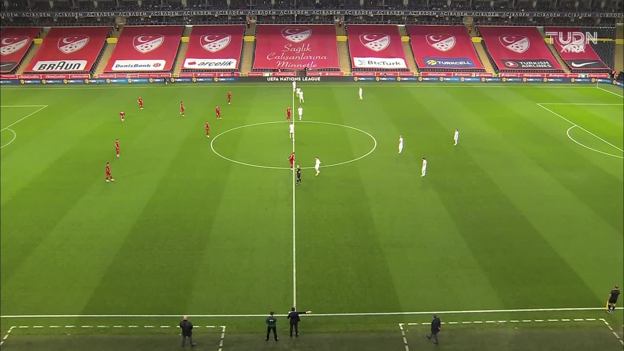 Arranca el partido y la pelota está en juego.