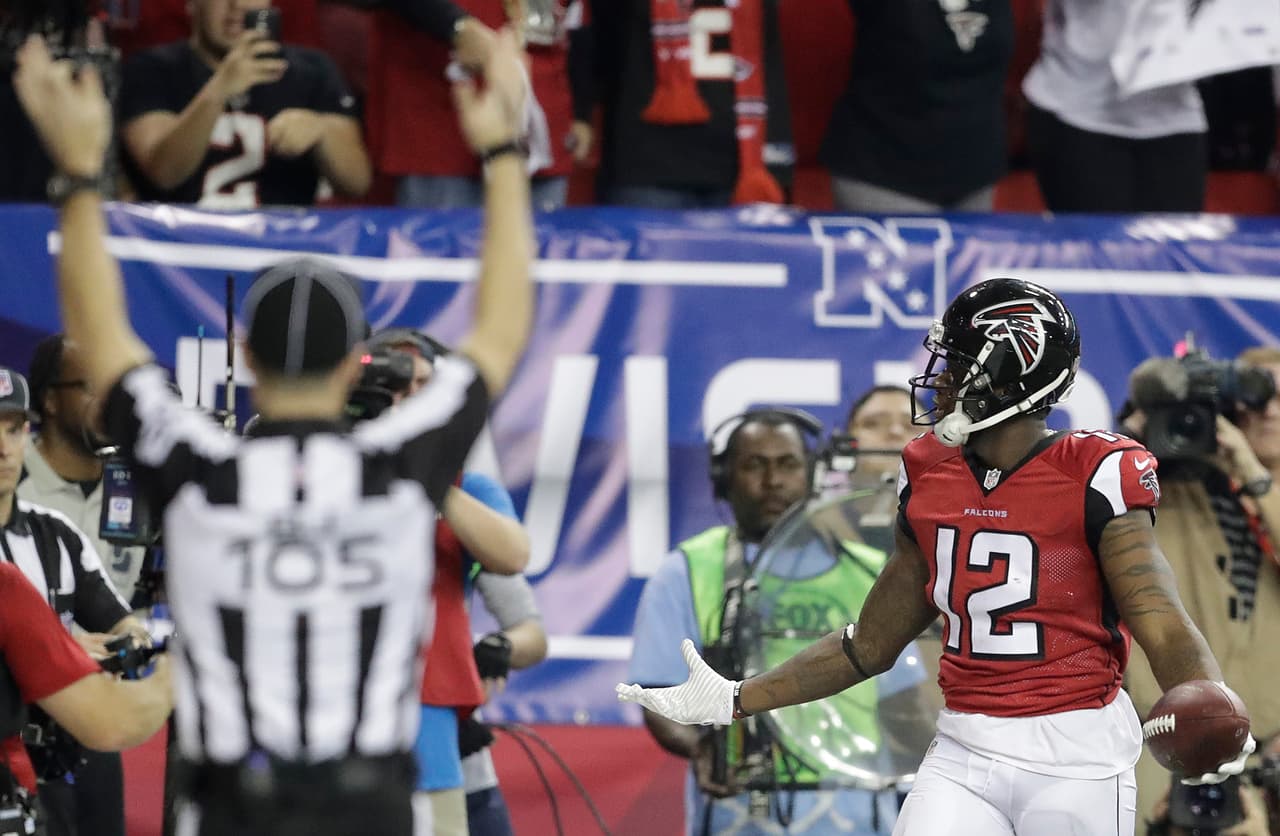 Mohamed Sanu, receptor de los Falcons de Atlanta, celebra su touchdown en el duelo divisional de los playoffs ante los Seahawks de Seattle, el sábado 14 de enero de 2017 (AP Foto/David Goldman)