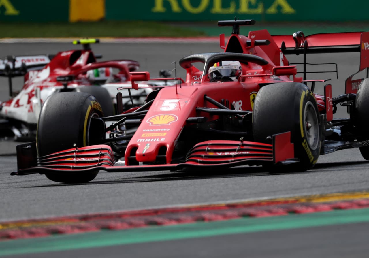 El piloto británico consigue su victoria número 89 en el Gran Premio de Bélgica, mientras Checo se queda con la décima posición.