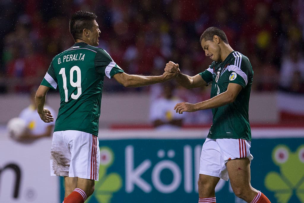 Oribe Peralta y Javier Hernandez representando a el Tri en el 2013.
