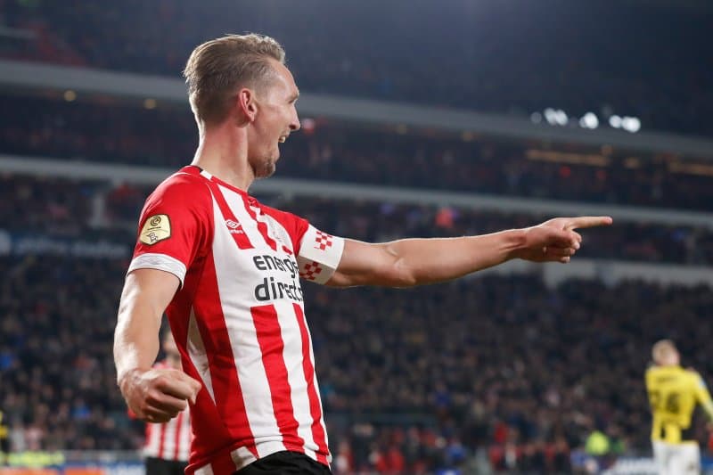 Luuk De Jong celebró su golazo dándole las gracias a Hirving Lozano por el preciso centro.
