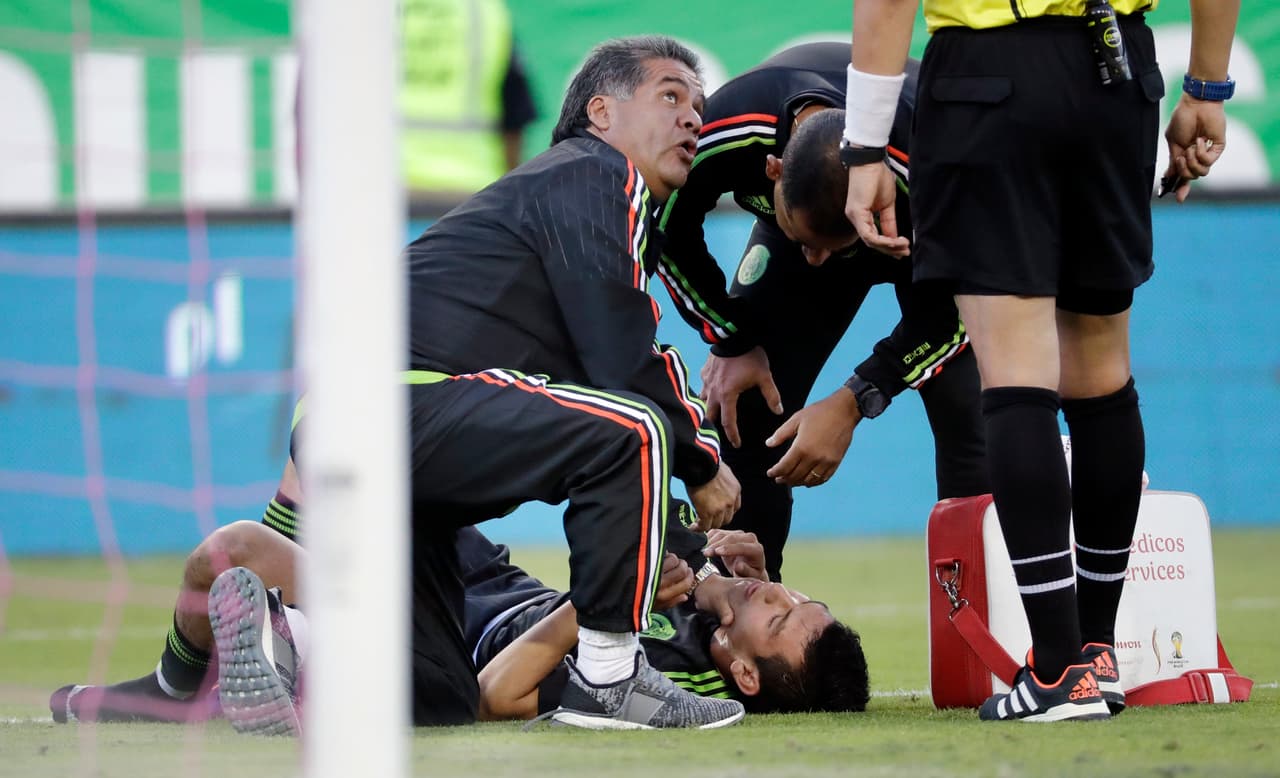 Los mexicanos quedaron atolondrados por el gol y parecieron incómodos en la cancha hasta que en el 56 una combinación entre Oribe Peralta y Marco Fabián provocó rompió la paridad.