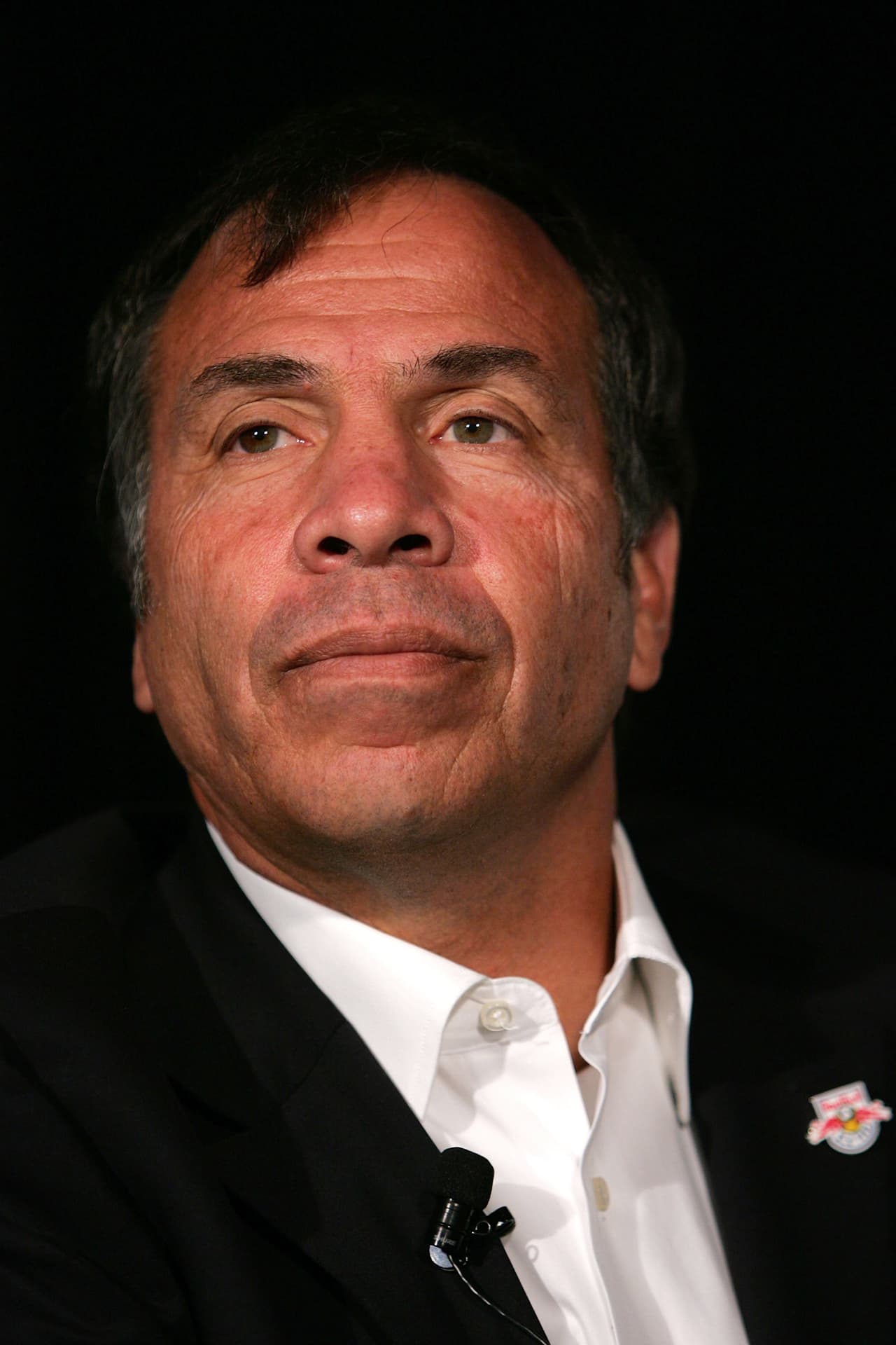 Arena salió y de inmeadiato recibió la oferta para dirigir el New York Redbulls, donde estuvo de 2006 a 2007. Cono dato anecdótico, su sucesor sería el técnico colombiano Juan Carlos Osorio, ahora estratega de la Selección de México.