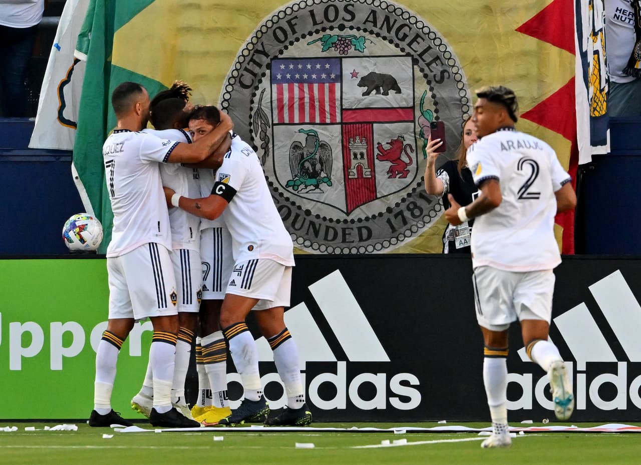 El clima de euforia también estuvo presente en el Dignity Health Sports Park, donde LA Galaxy superó a Vancouver Whitecaps por 5-2.
<br>
