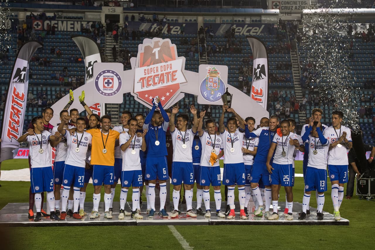 Cruz Azul volvió a leventar un trofeo como campeón al imponerse 3-2 en los penales en amistoso contra Porto de Portugal.