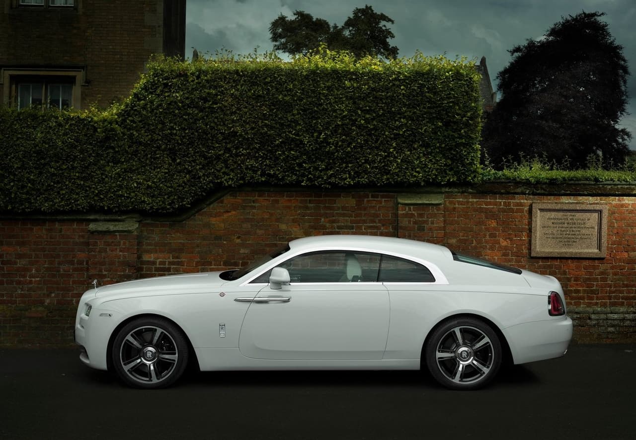 El precio base del Rolls-Royce Wraith es de 329,000 dólares en los Estados Unidos, aunque este puede aumentar significativamente cuando se le incluye los diversos paquetes ofrecidos por la marca.