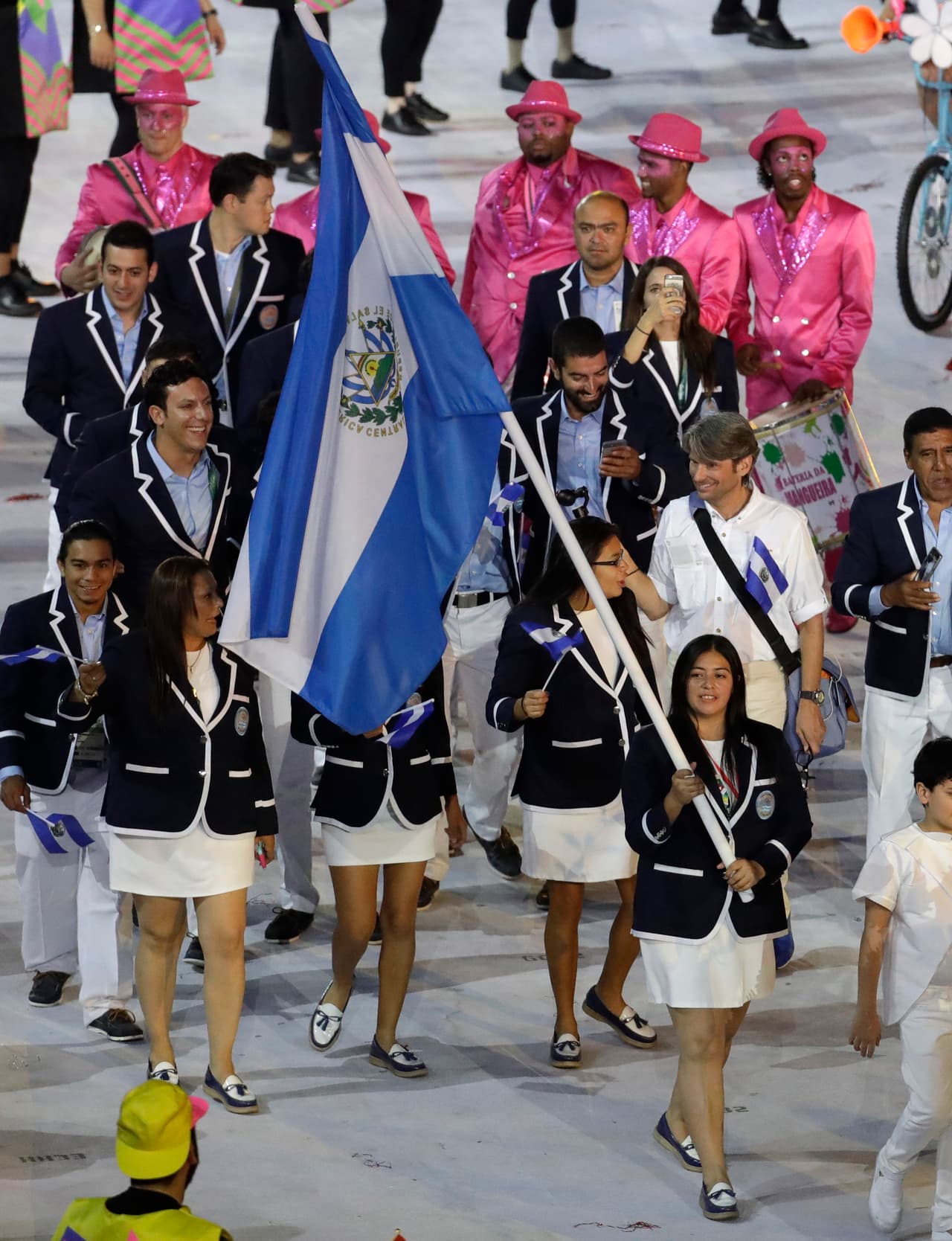 La representación de El Salvador también caminó con orgullo durante el desfile.