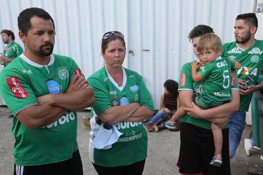 Aficionados del Chapecoense expresaron su tristeza por el accidente de su equipo.