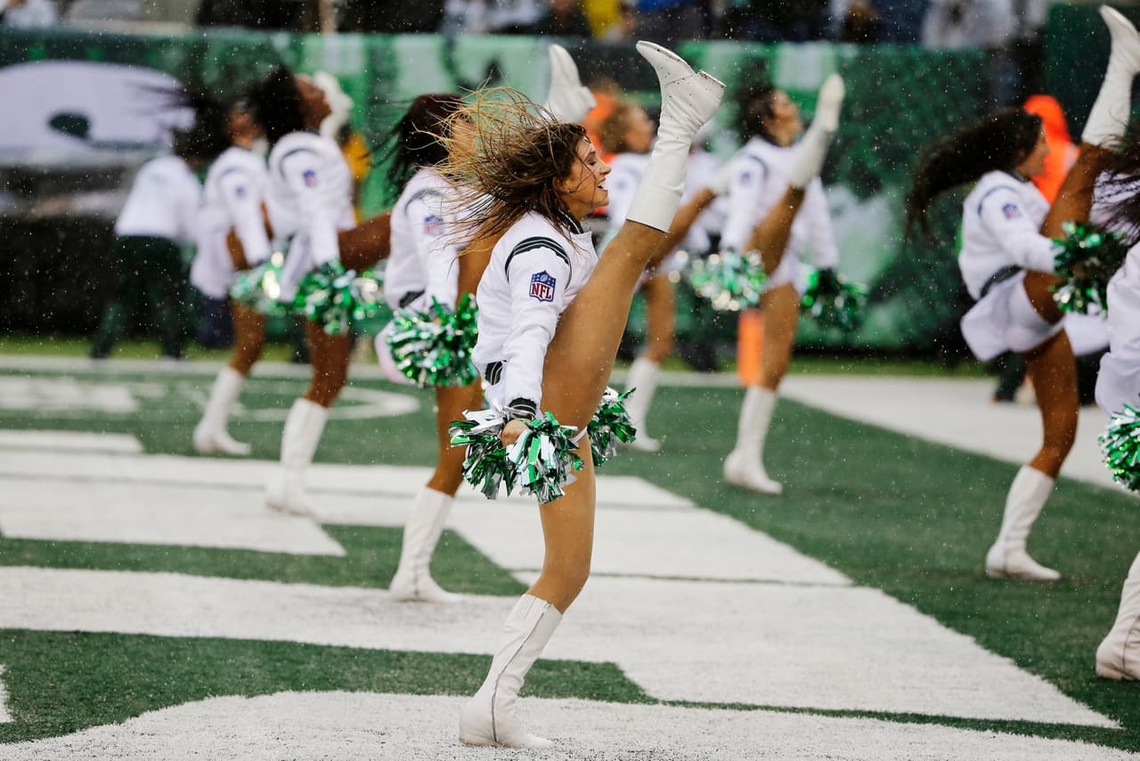 Las animadoras de los equipos de la NFL le dieron ese ingrediente extra al espectáculo y la fiesta del fútbol americano estadounidense, incluso, sin temer al clima en algunos casos.