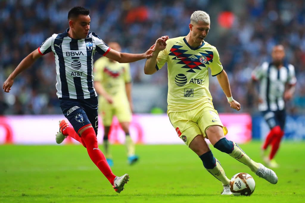 La lucha de toda la noche por el esférico entre los Rodríguez, el de América, Guido, y el de Rayados, Charly.