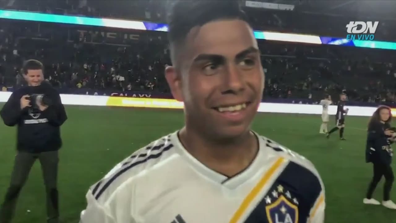 Videos: Ibrahimovic sapea a Efraín Álvarez por su debut