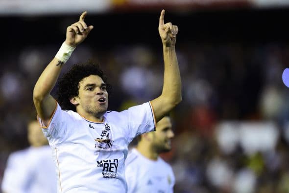 Pepe (8): Recibió la cartulina amarilla menos merecida de todas las trifulcas que ha protagonizado en los clásicos. Acudió a separar a Coentrao y Neymar y pesó su pasado. En sus labores defensivas estuvo impecable. Con su agresividad habitual, velocidad al corte en los ataques del Barcelona y sacó todo por arriba menos el saque de esquina que acabó en el gol del empate. Pidieron su expulsión por una falta a Messi en la frontal pero tuvo la virtud de controlarse jugando condicionado y acudiendo siempre a la pelea.  