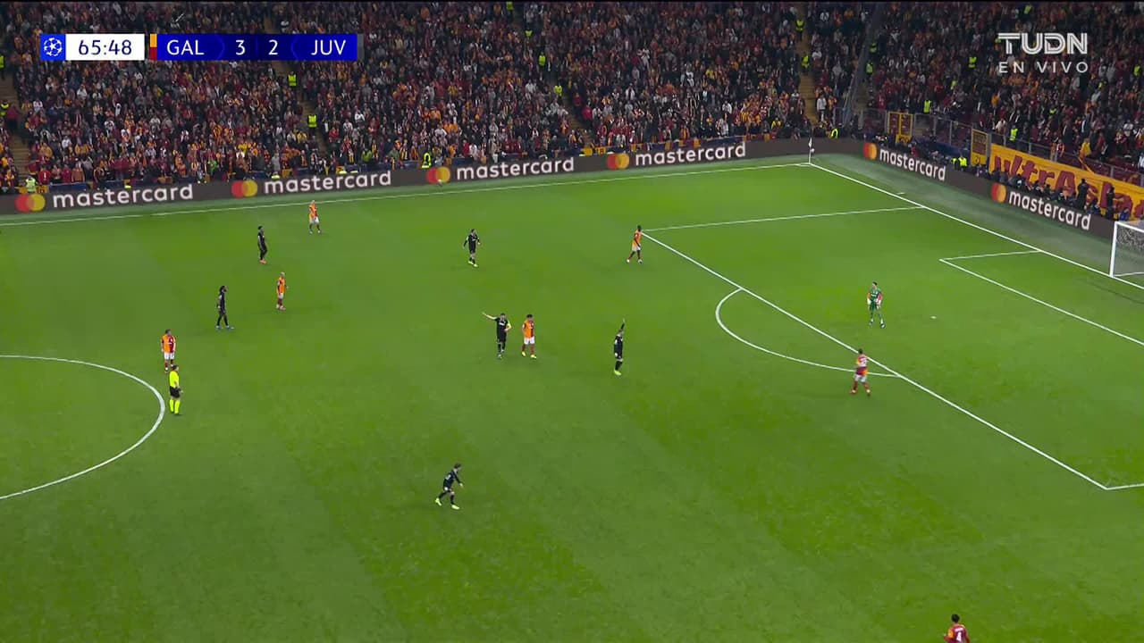 ¡Tarjeta Roja! Juan Cabal recibe la segunda amarilla y se va del juego.