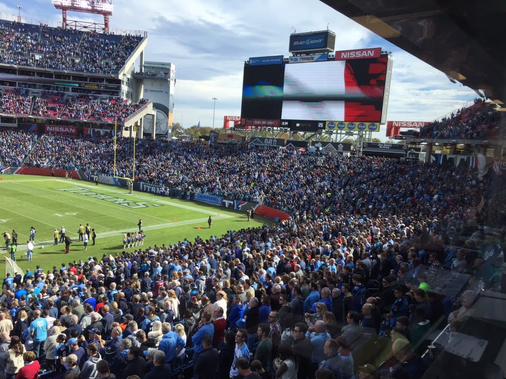 La NFL rindió homenaje a los más de 120 muertos y más de 300 heridos por los atentados terroristas en París, Francia.