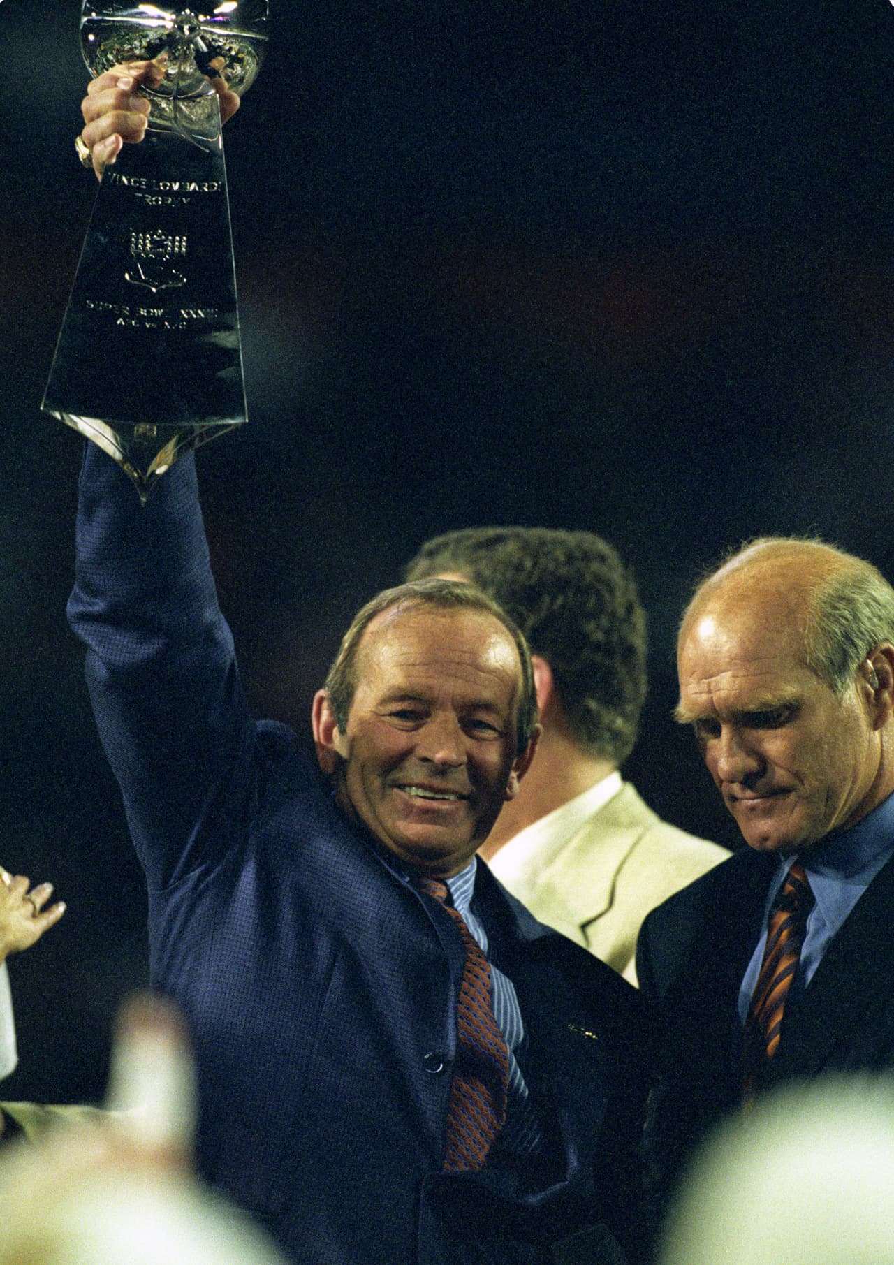 El dueño de los Denver Broncos Pat Bowlen levanta el Trofeo Vince Lombardi, su segundo al hilo.