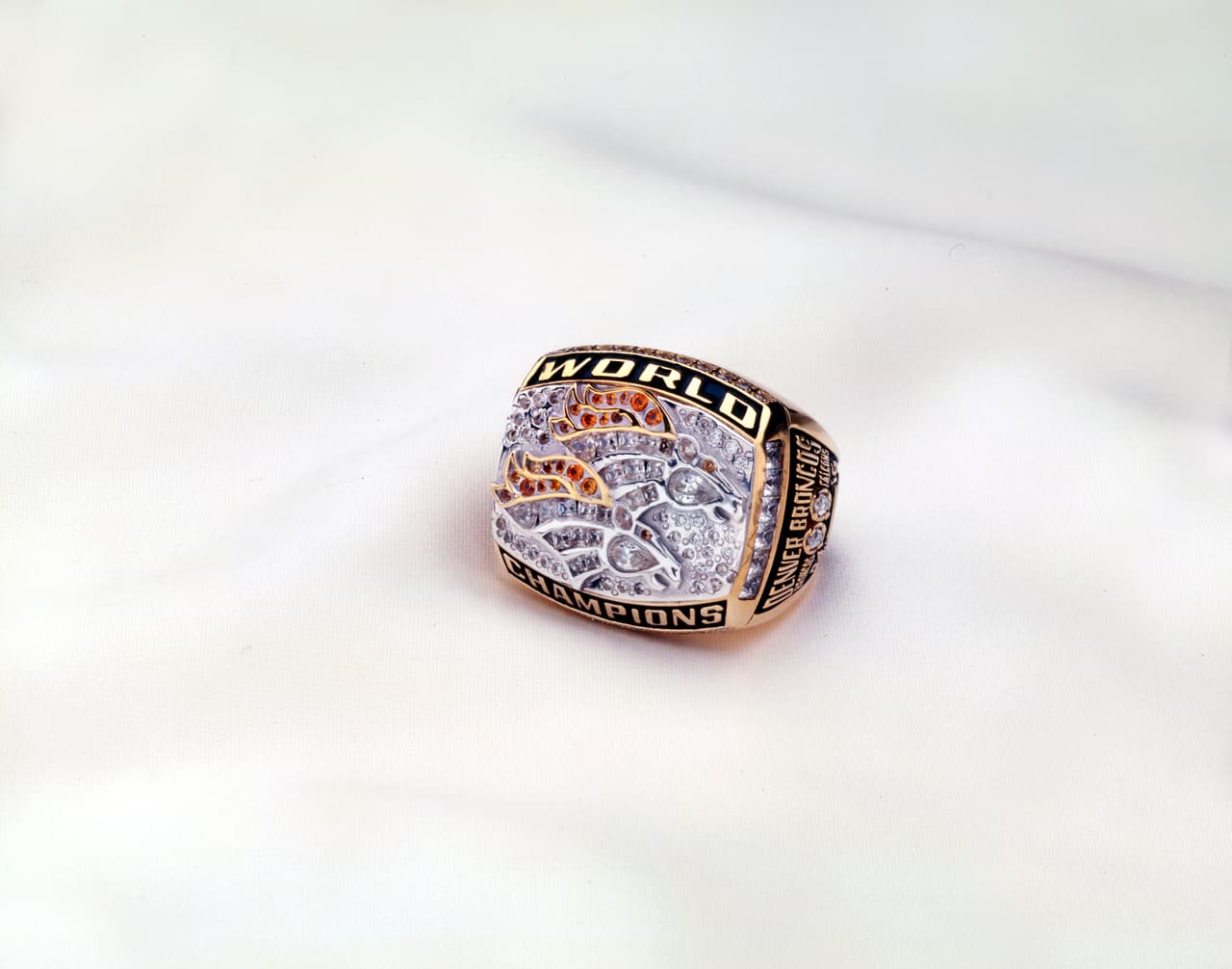 El anillo que acredita a los Denver Broncos campeones del Super Bowl XXXIII, último título que la franquicia ha ganado hasta la fecha.