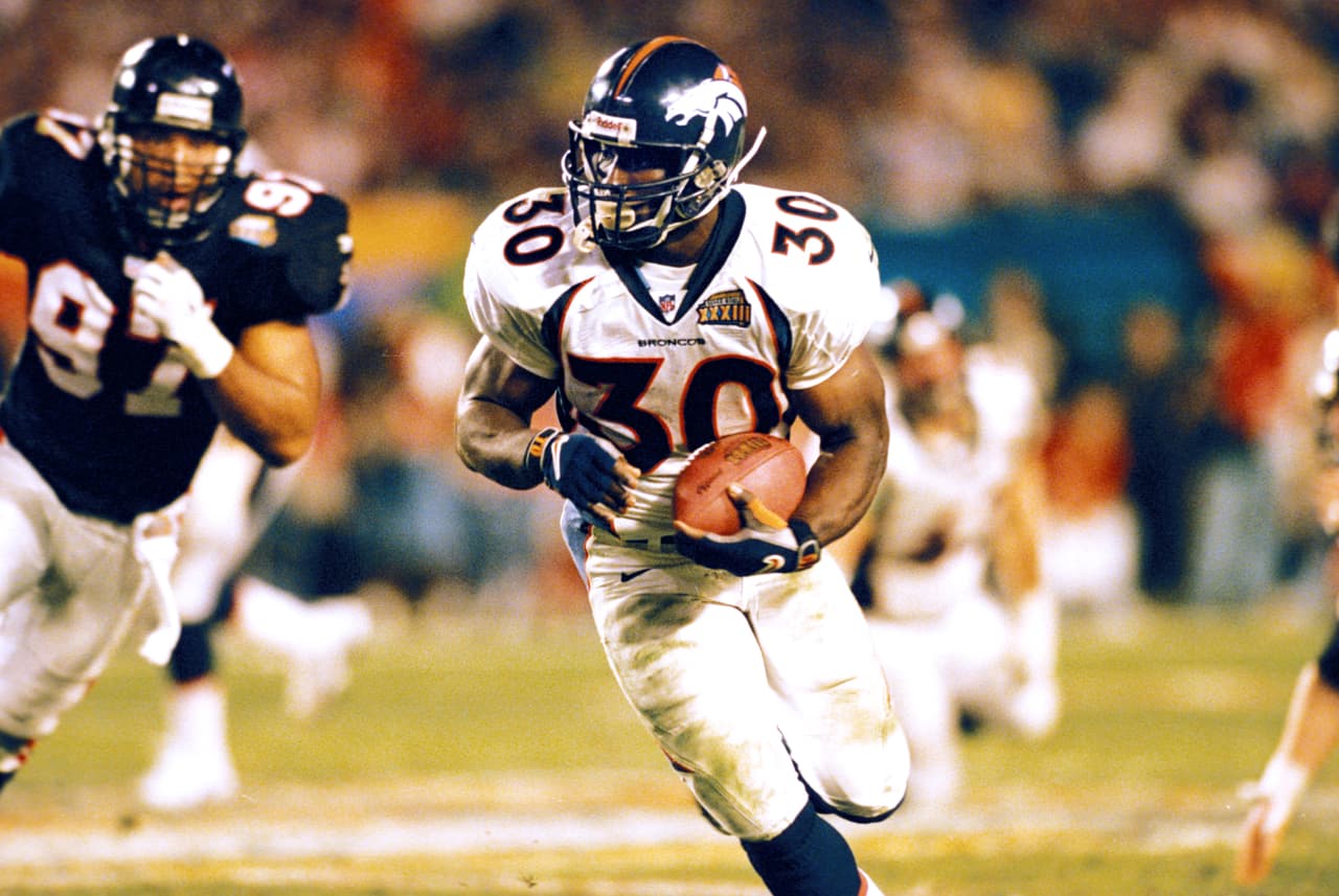 Terrell Davis era el mejor jugador de los Broncos. El año anterior ganó el MVP del Super Bowl XXXII. Ahora en el XXXIII corrió 25 veces para 102 yardas.