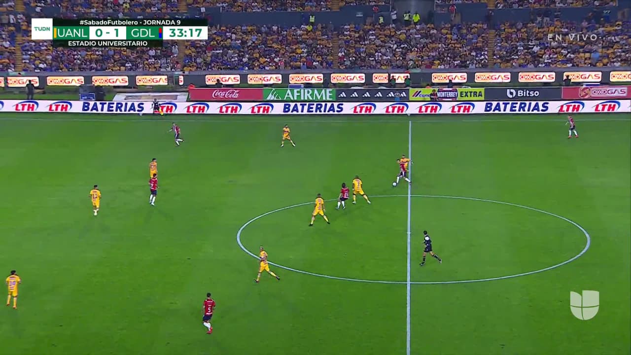 ¡GOOOL! Ronaldo Cisneros anota para Guadalajara.