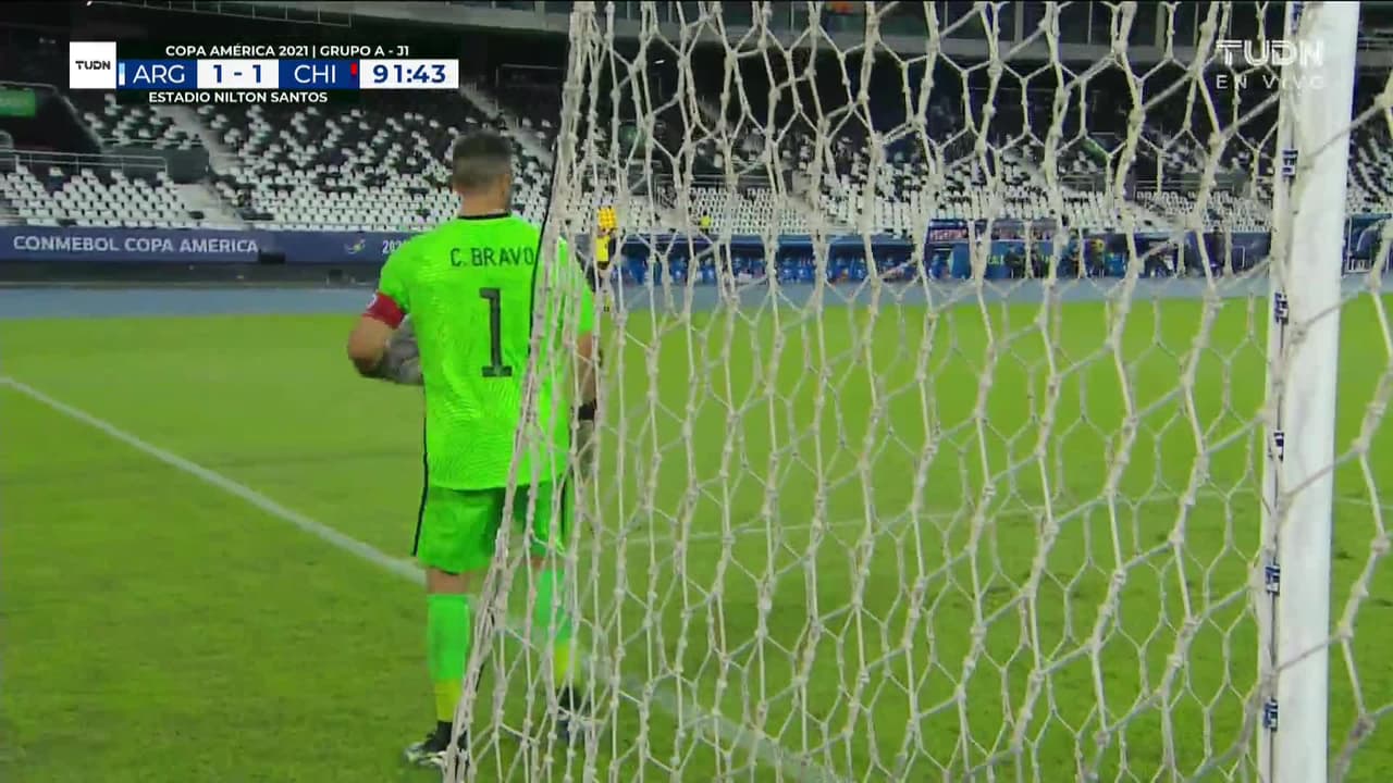 ¡TIRO ATAJADO! disparo por Lionel Messi.