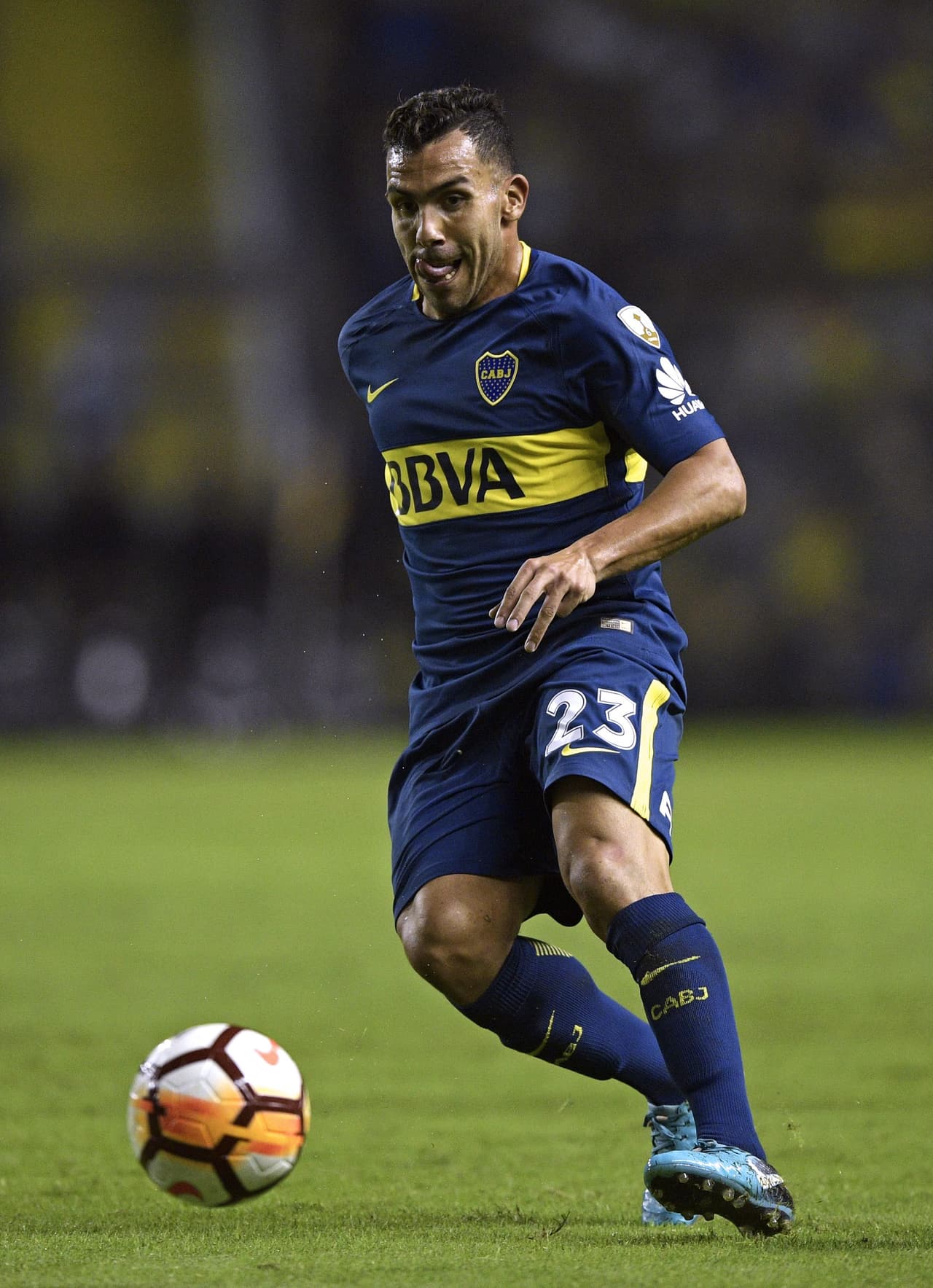 El elegido sería el argentino Carlos Tévez, quien regresó en el pasado mercado a su querido Boca Juniors, pero no la está pasando nada bien.