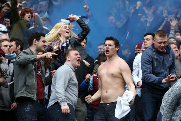 Aficionados del Burnley celebrando el triunfo de su equipo ante los Blackburn Rovers.