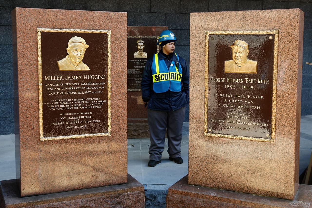 El 'sagrado' Monument Park, en el nuevo Yankee Stadium, inaugurado en 2009, donde están las placas de los inmortales de los Bombarderos del Bronx. Su número 3 está retirado con los Yankees.