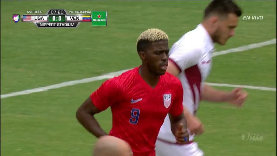 Tiro desviado de Gyasi Zardes