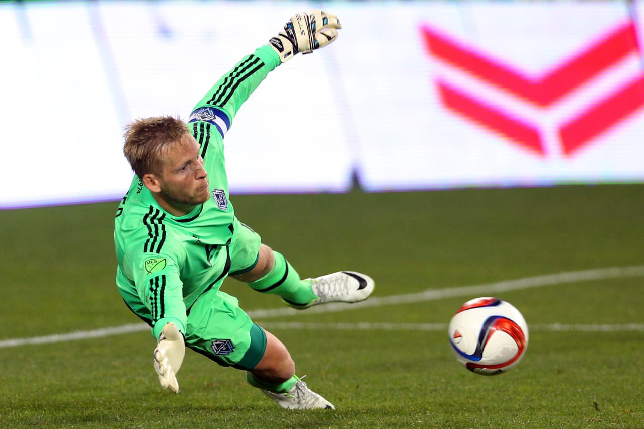 DAVID OUSTED (POR) | ¿Qué más se puede decir del portero de los Vancouver Whitecaps? Le atajó dos penales a Bradley Wright-Phillips y su equipo ganó por 2-1.