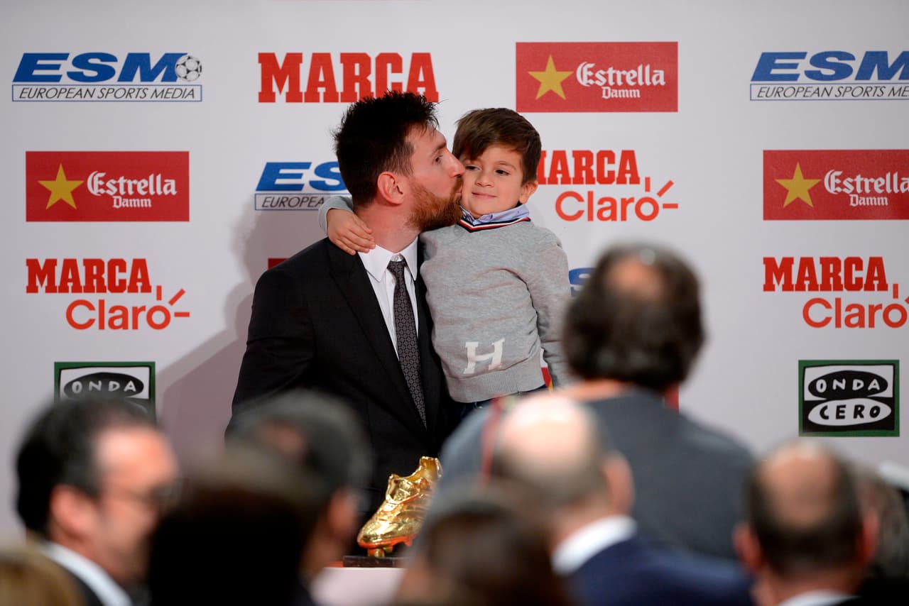 El pequeño Thiago fue el que más disfrutó junto a su padre durante la entrega del galardón.