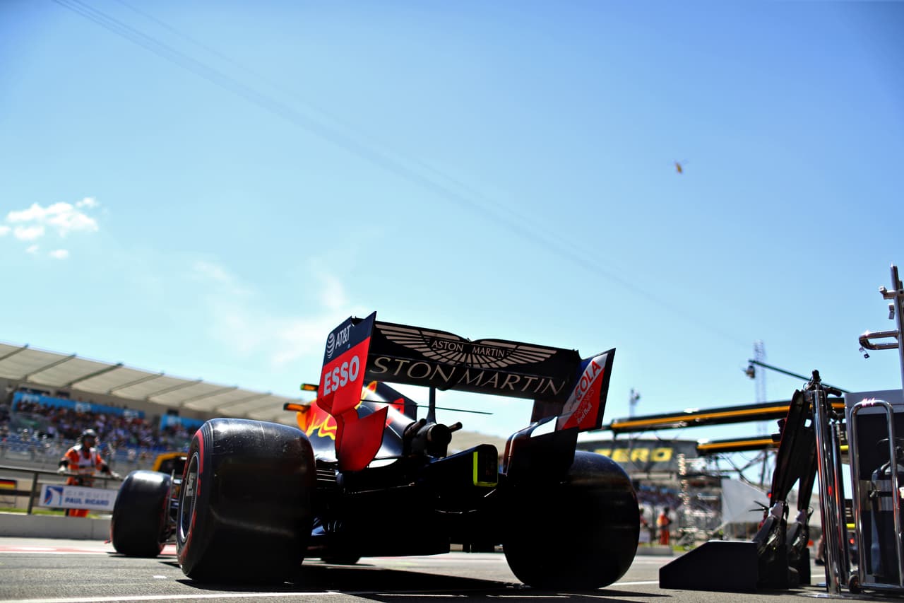 Este sábado, en el Circuito Paul Ricard de Le Castellett, se corrió la clasificación para el Gran Premio de Francia de este domingo. Los Mercedes siguen imbatibles y Lewis Hamilton logró su tercera Pole de la temporada. En segundo lugar partirá Valtteri Bottas y tercero será Charles Leclerc. Sergio 'Checo' Pérez, por su parte, se metió en el Top 15 ocupando el puesto 14.