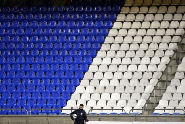 El Estadio Riazor lució práticamente vacío para el partido entre Deportivo La Coruña y Málaga, tras los inicidentes entre los 'Riazor Blues' y el 'Frente Atlético' en Madrid , que dejó a un seguidor del Deportivo fallecido..