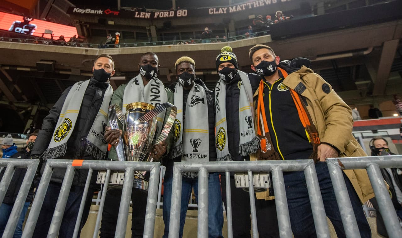 Integrantes de Columbus Crew SC, junto al trofeo de la MLS Cup.
