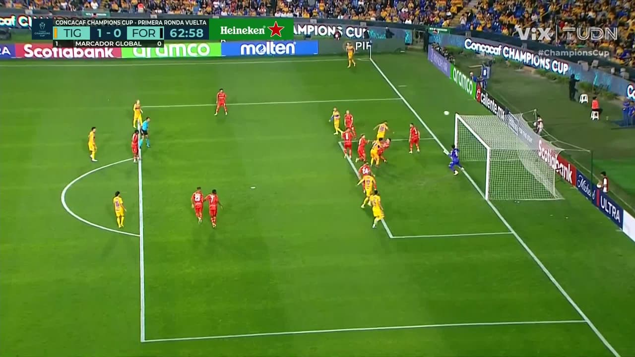 ¡Tigres se pierde el segundo! Remate de Joaquim que se va por arriba