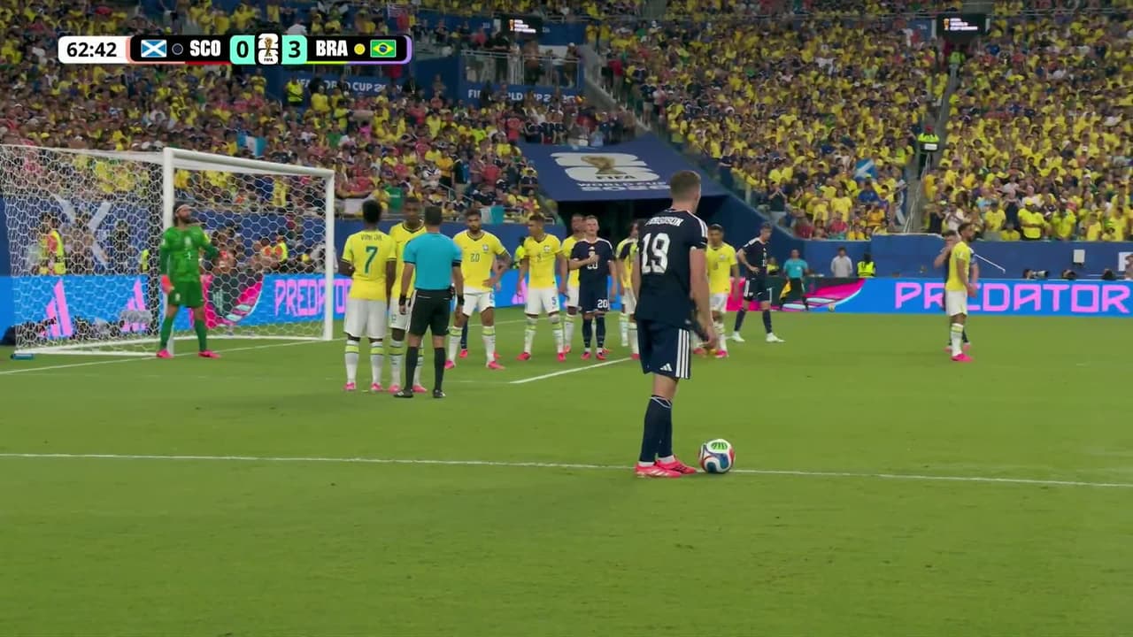 ¡TIRO ATAJADO! disparo por Lewis Ferguson.
