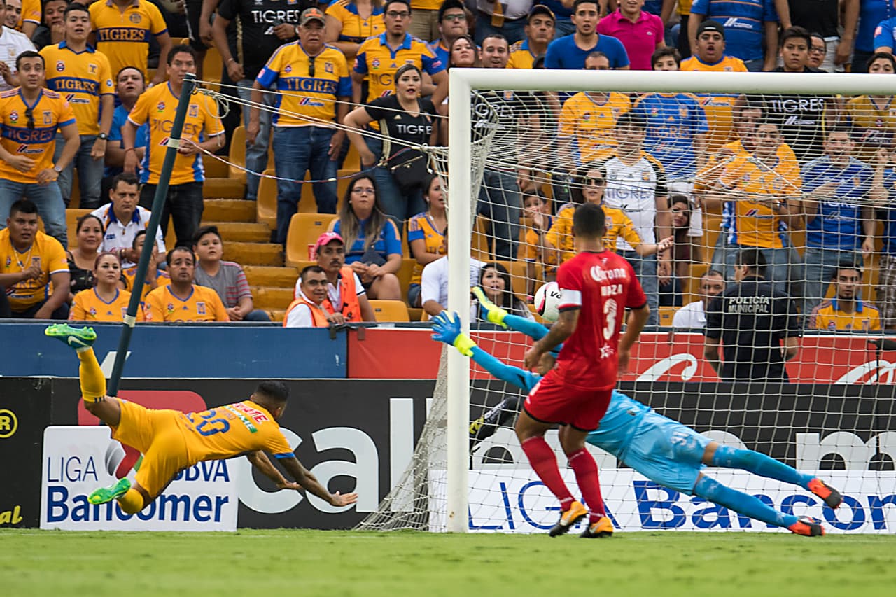 Javier Aquino abrió el marcador al minuto 13 rematando de palomita un centro de Eduardo Vargas