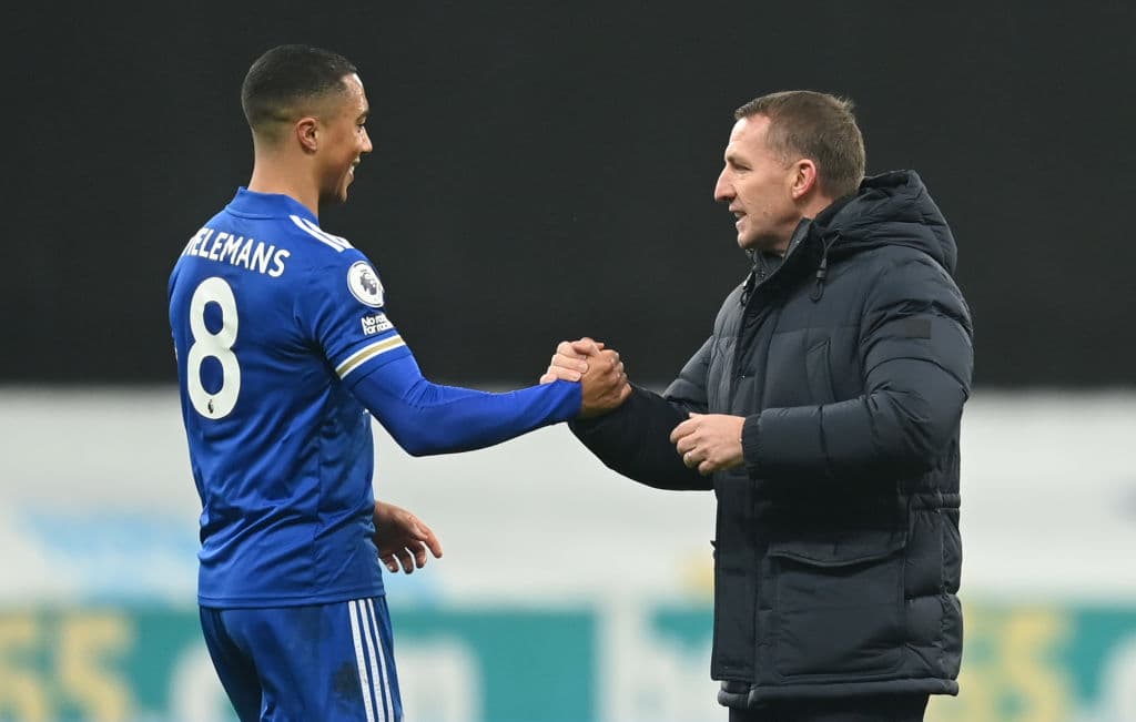 Leicester City se impone a Newcastle 2-1 en St. James Park. Tielemans y Maddison le dieron la victoria a los ‘Foxes’ y Andy Carrol vuelve a ver el gol después de casi tres años sin anotar.