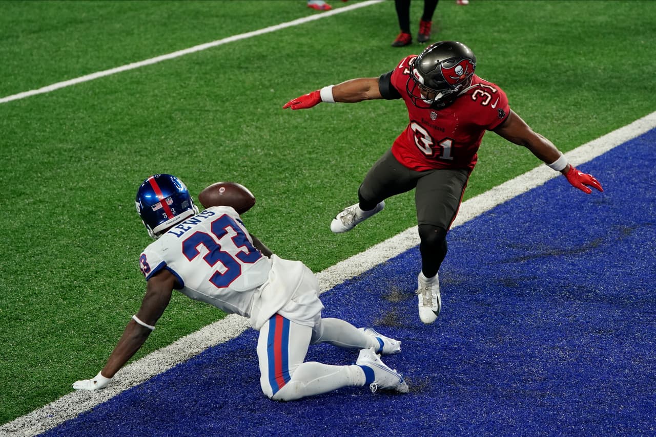 Con polémica incluída, los Tampa Bay Buccaneers consiguen un agónico triundo de 25-23 sobre los New York Giants.