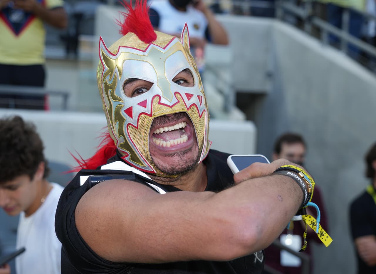 Las tribunas del Banc of California Stadium se pobló de todo tipo de personajes.
<br>