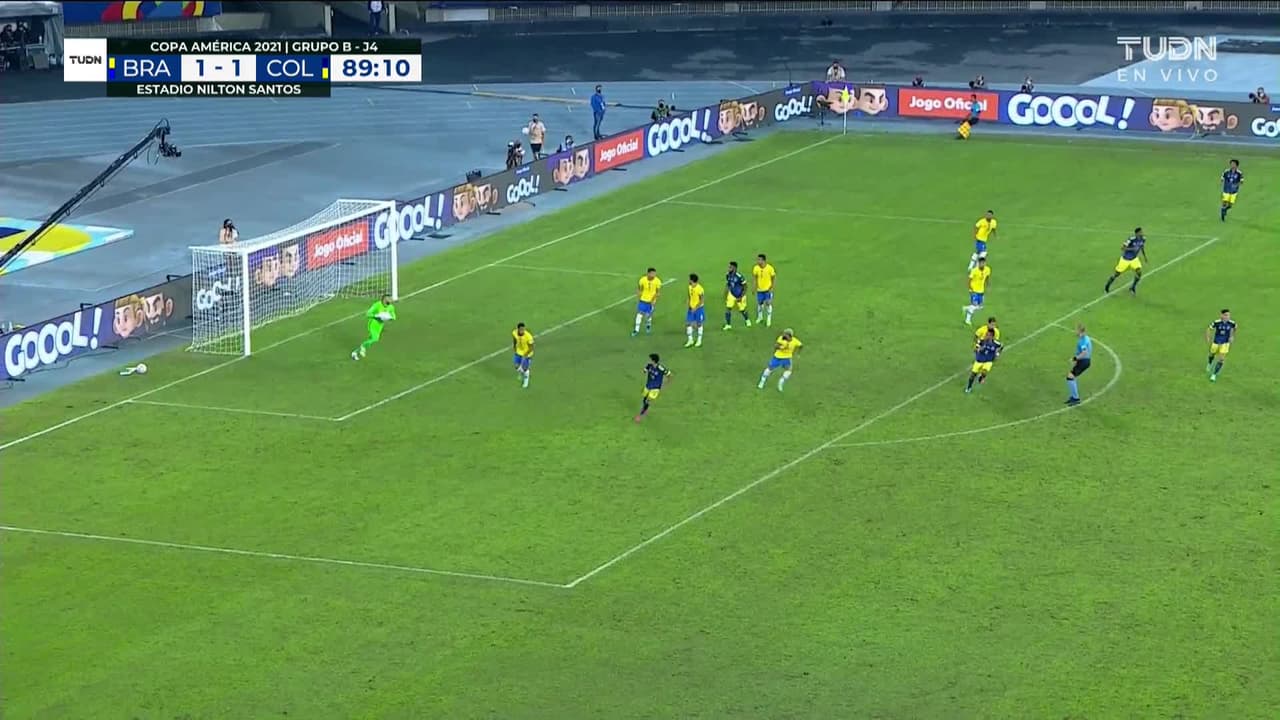 ¡TIRO ATAJADO! disparo por Miguel Borja.